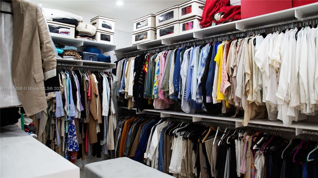 出租: $16,000 (5 贝兹, 4 浴室, 4634 平方英尺)