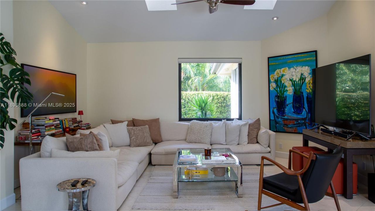 出租: $16,000 (5 贝兹, 4 浴室, 4634 平方英尺)