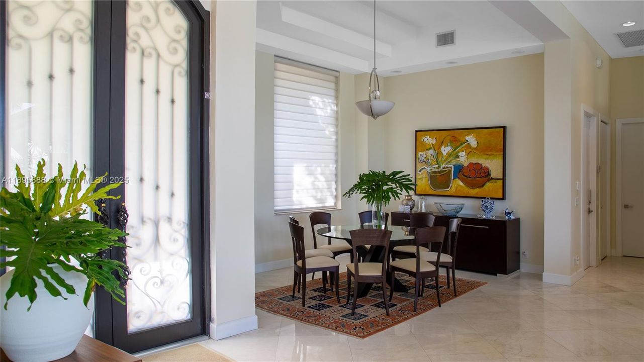 出租: $16,000 (5 贝兹, 4 浴室, 4634 平方英尺)