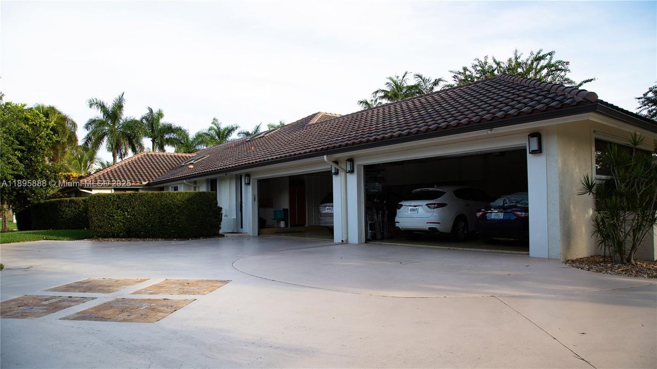 出租: $16,000 (5 贝兹, 4 浴室, 4634 平方英尺)