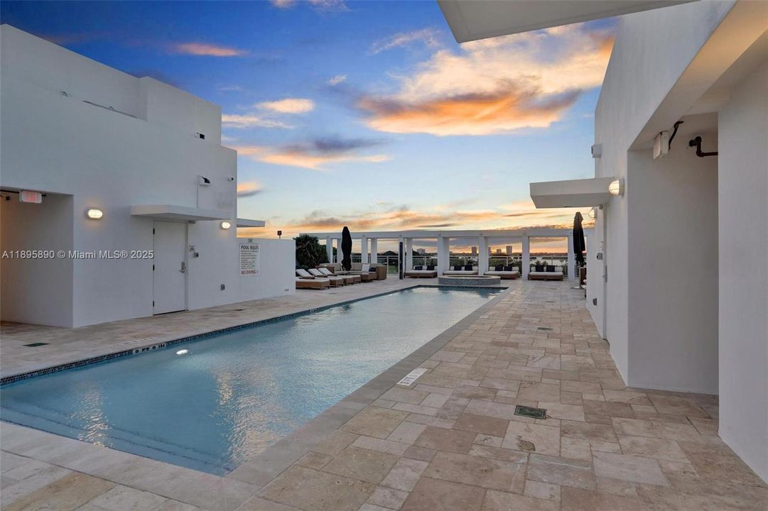 На продажу: $3,200,000 (4 спален, 4 ванн, 2731 Квадратных фут)