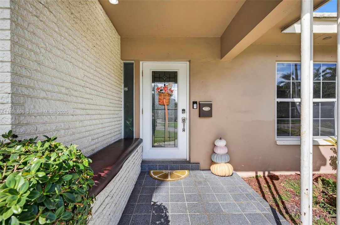 На продажу: $690,000 (4 спален, 2 ванн, 2043 Квадратных фут)