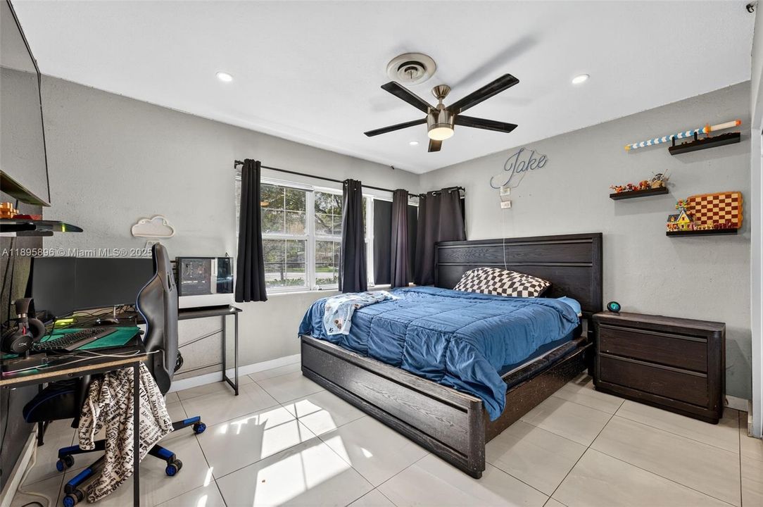 На продажу: $690,000 (4 спален, 2 ванн, 2043 Квадратных фут)