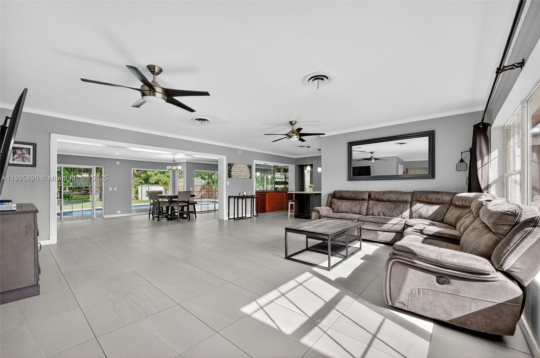 На продажу: $690,000 (4 спален, 2 ванн, 2043 Квадратных фут)