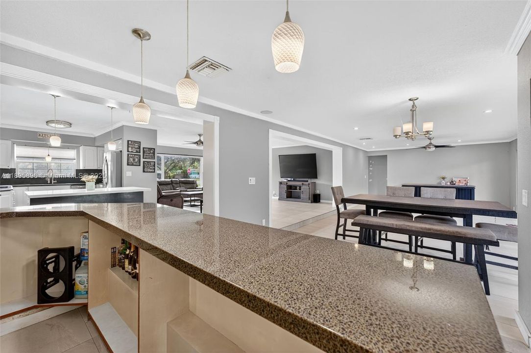 На продажу: $690,000 (4 спален, 2 ванн, 2043 Квадратных фут)