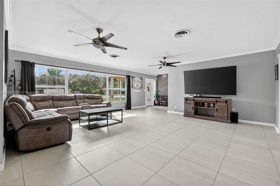 На продажу: $690,000 (4 спален, 2 ванн, 2043 Квадратных фут)