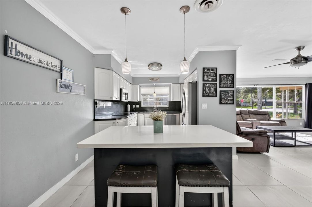 На продажу: $690,000 (4 спален, 2 ванн, 2043 Квадратных фут)