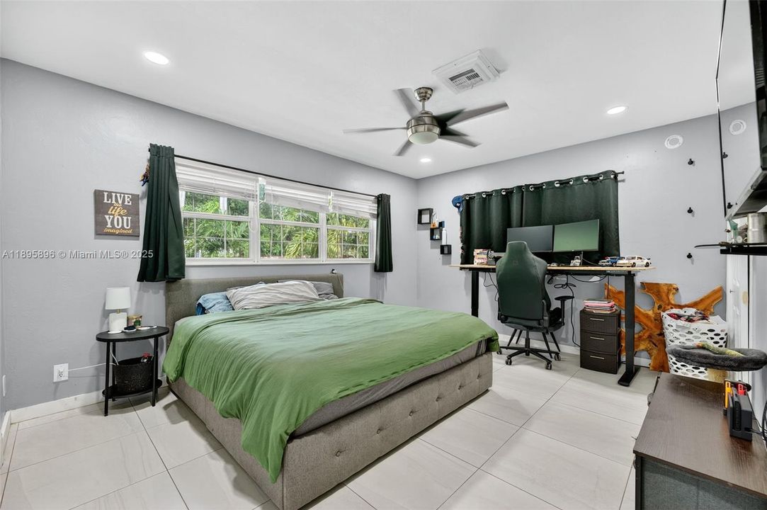 На продажу: $690,000 (4 спален, 2 ванн, 2043 Квадратных фут)