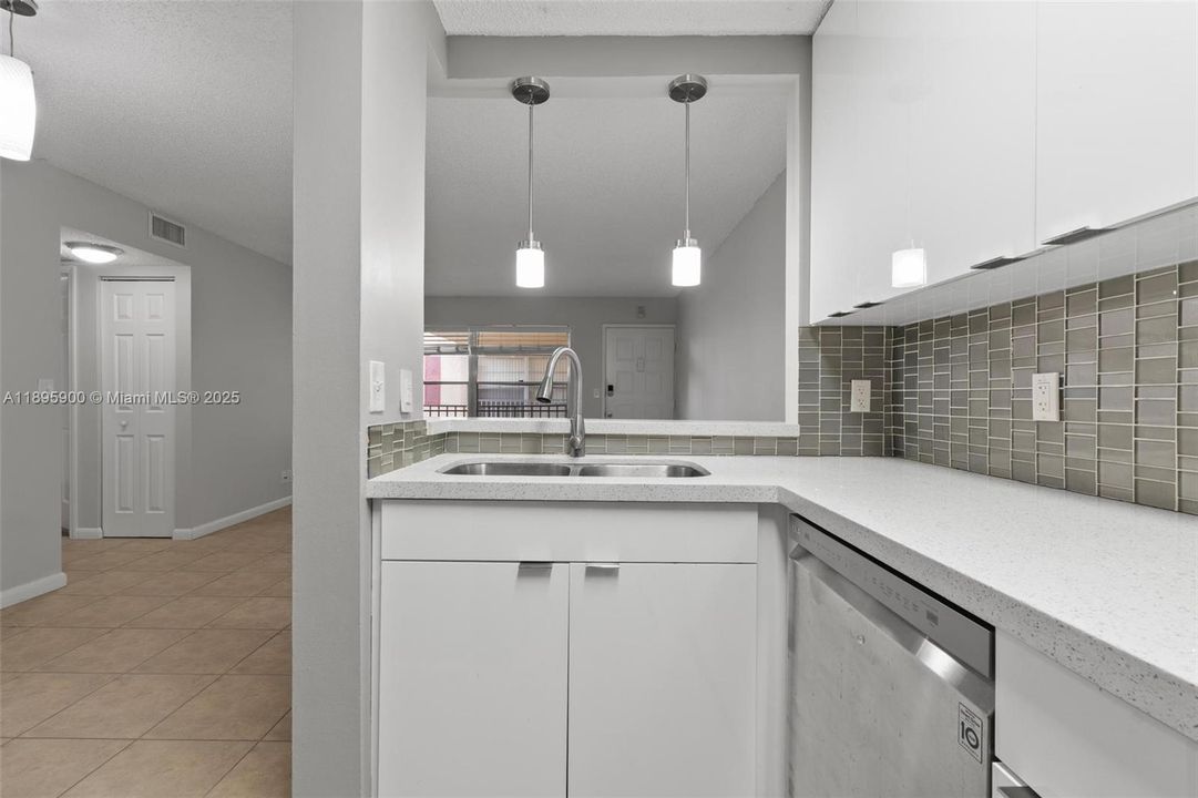 En Venta: $215,000 (2 camas, 2 baños, 737 Pies cuadrados)