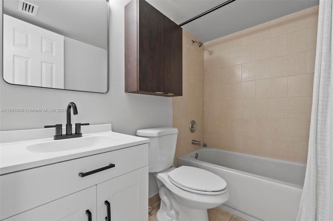 En Venta: $215,000 (2 camas, 2 baños, 737 Pies cuadrados)