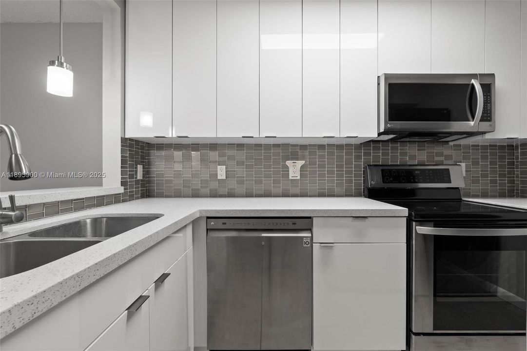 En Venta: $215,000 (2 camas, 2 baños, 737 Pies cuadrados)