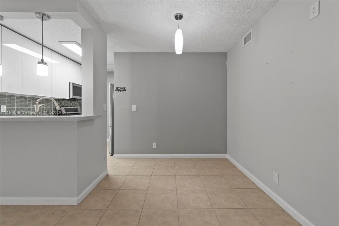 En Venta: $215,000 (2 camas, 2 baños, 737 Pies cuadrados)