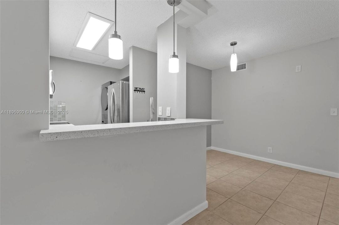 En Venta: $215,000 (2 camas, 2 baños, 737 Pies cuadrados)