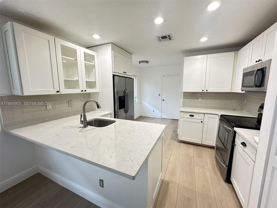 Под контрактом: $3,295 (2 спален, 2 ванн, 1256 Квадратных фут)