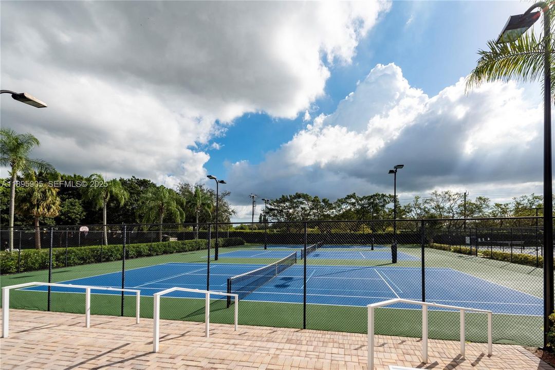 Под контрактом: $3,295 (2 спален, 2 ванн, 1256 Квадратных фут)