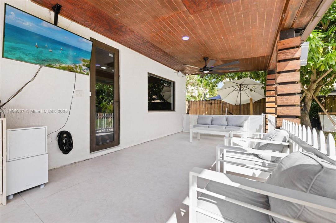 En Venta: $750,000 (4 camas, 2 baños, 2604 Pies cuadrados)