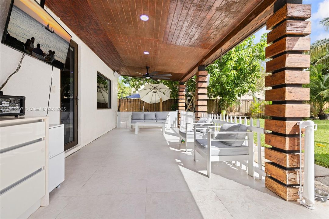 En Venta: $750,000 (4 camas, 2 baños, 2604 Pies cuadrados)