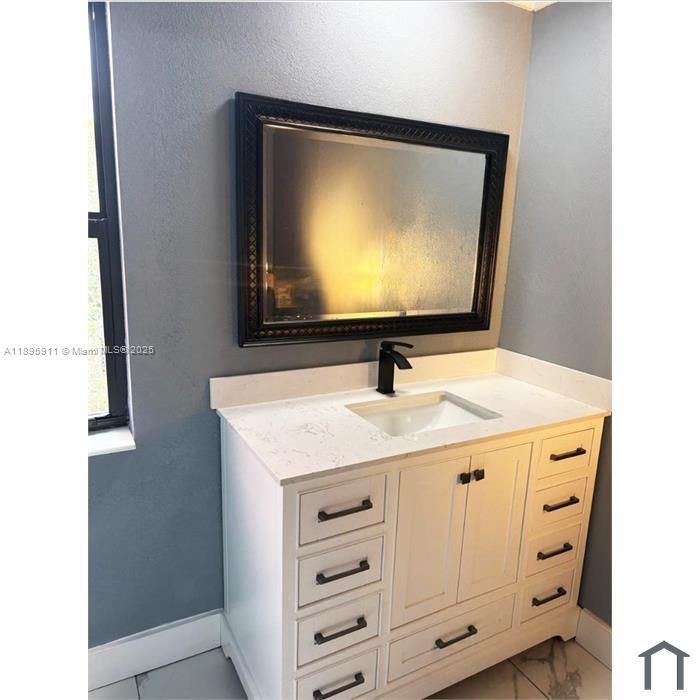 合同活跃: $299,000 (4 贝兹, 2 浴室, 1540 平方英尺)