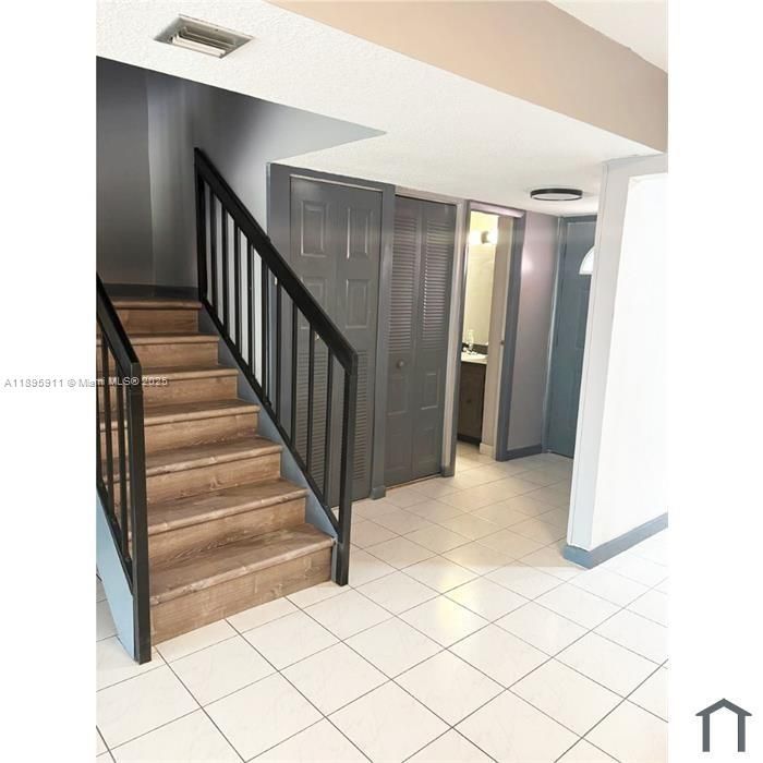 合同活跃: $299,000 (4 贝兹, 2 浴室, 1540 平方英尺)