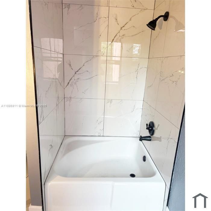 合同活跃: $299,000 (4 贝兹, 2 浴室, 1540 平方英尺)