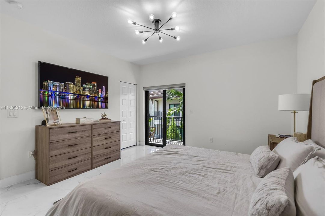 Под контрактом: $825,000 (4 спален, 2 ванн, 2163 Квадратных фут)