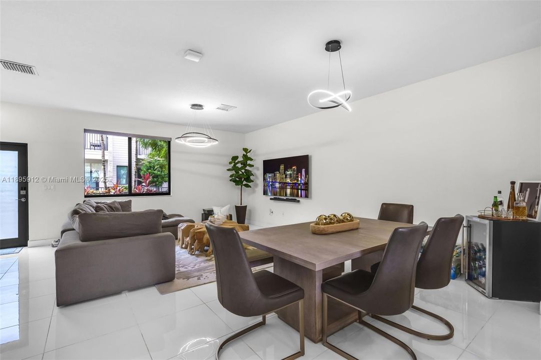 Под контрактом: $825,000 (4 спален, 2 ванн, 2163 Квадратных фут)