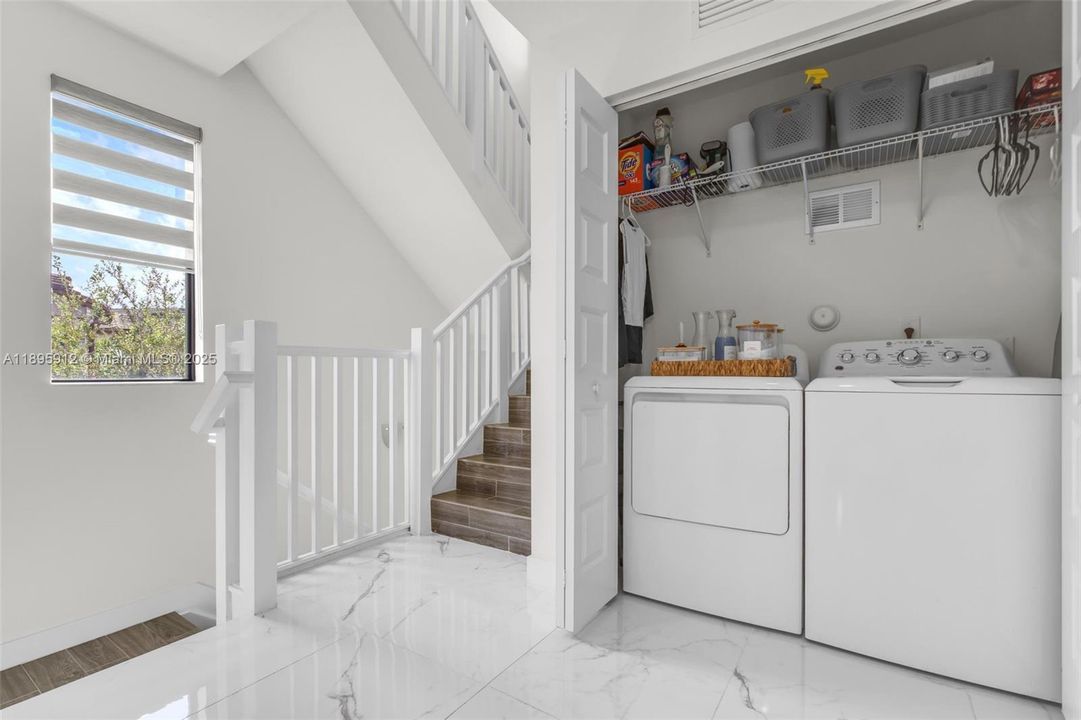 Под контрактом: $825,000 (4 спален, 2 ванн, 2163 Квадратных фут)