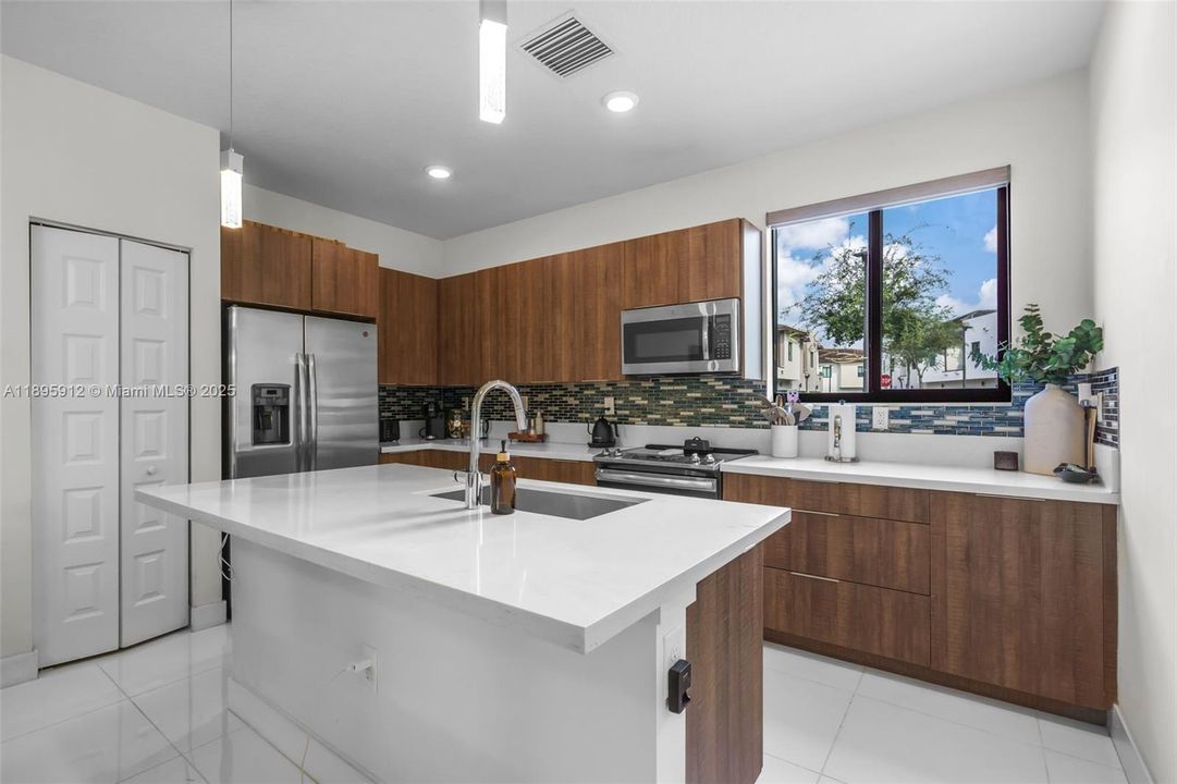 Под контрактом: $825,000 (4 спален, 2 ванн, 2163 Квадратных фут)