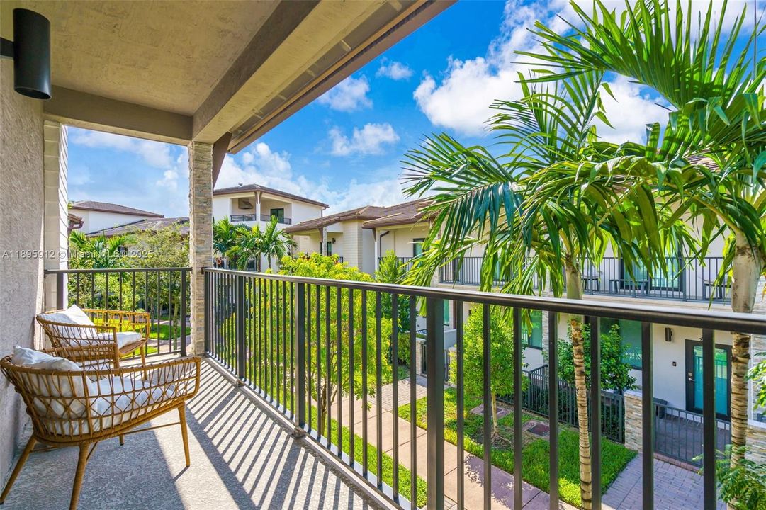 Под контрактом: $825,000 (4 спален, 2 ванн, 2163 Квадратных фут)