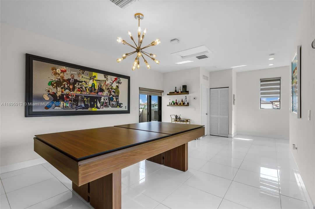 Под контрактом: $825,000 (4 спален, 2 ванн, 2163 Квадратных фут)