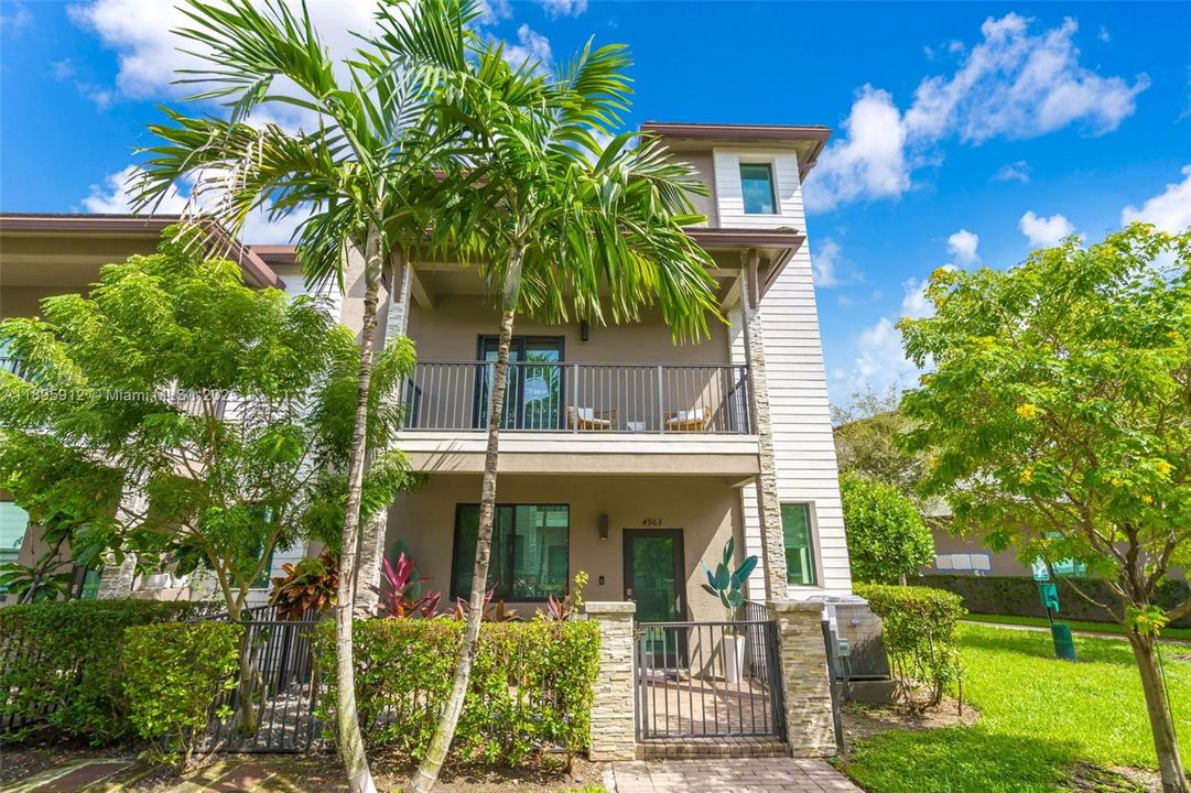 Под контрактом: $825,000 (4 спален, 2 ванн, 2163 Квадратных фут)