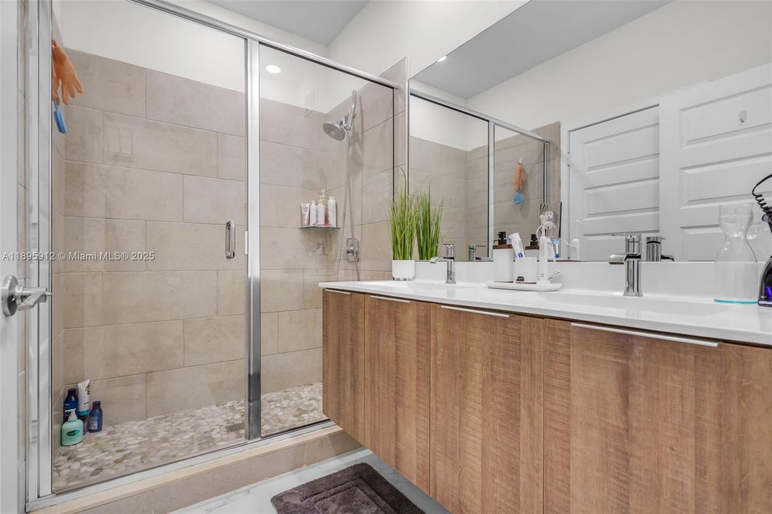 Под контрактом: $825,000 (4 спален, 2 ванн, 2163 Квадратных фут)