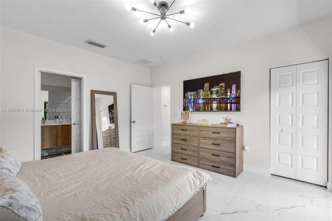 Под контрактом: $825,000 (4 спален, 2 ванн, 2163 Квадратных фут)