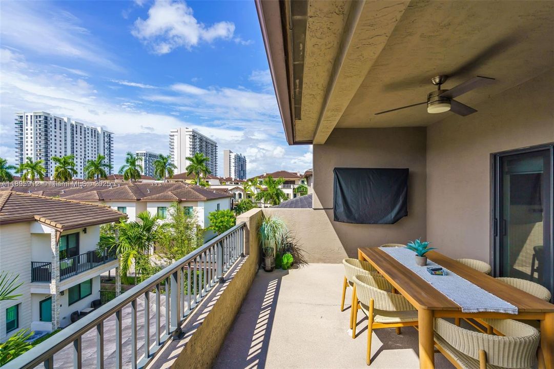 Под контрактом: $825,000 (4 спален, 2 ванн, 2163 Квадратных фут)