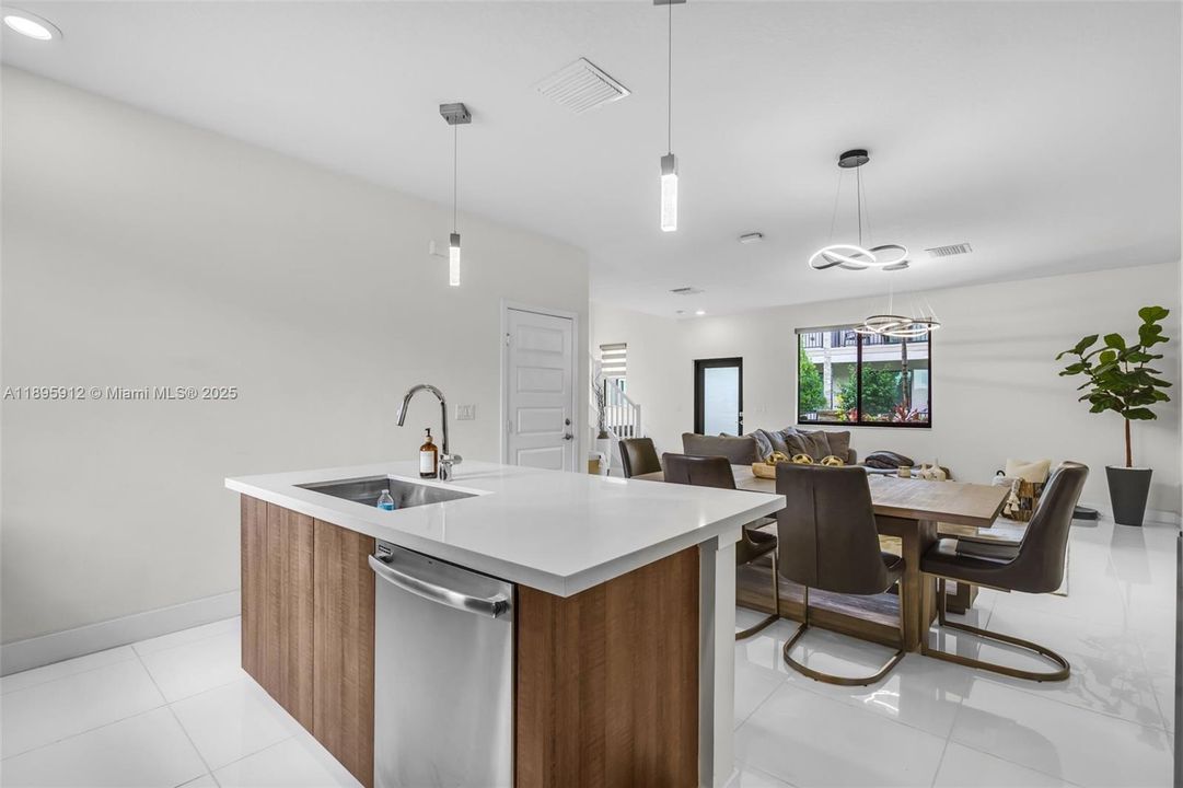 Под контрактом: $825,000 (4 спален, 2 ванн, 2163 Квадратных фут)