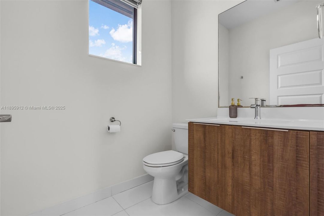 Под контрактом: $825,000 (4 спален, 2 ванн, 2163 Квадратных фут)