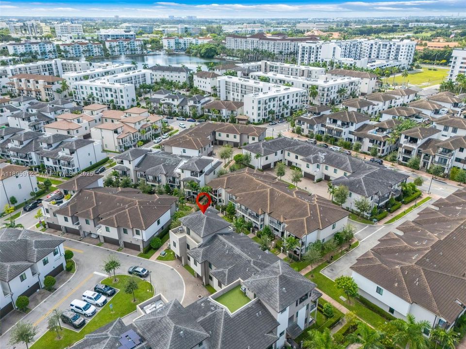 Под контрактом: $825,000 (4 спален, 2 ванн, 2163 Квадратных фут)