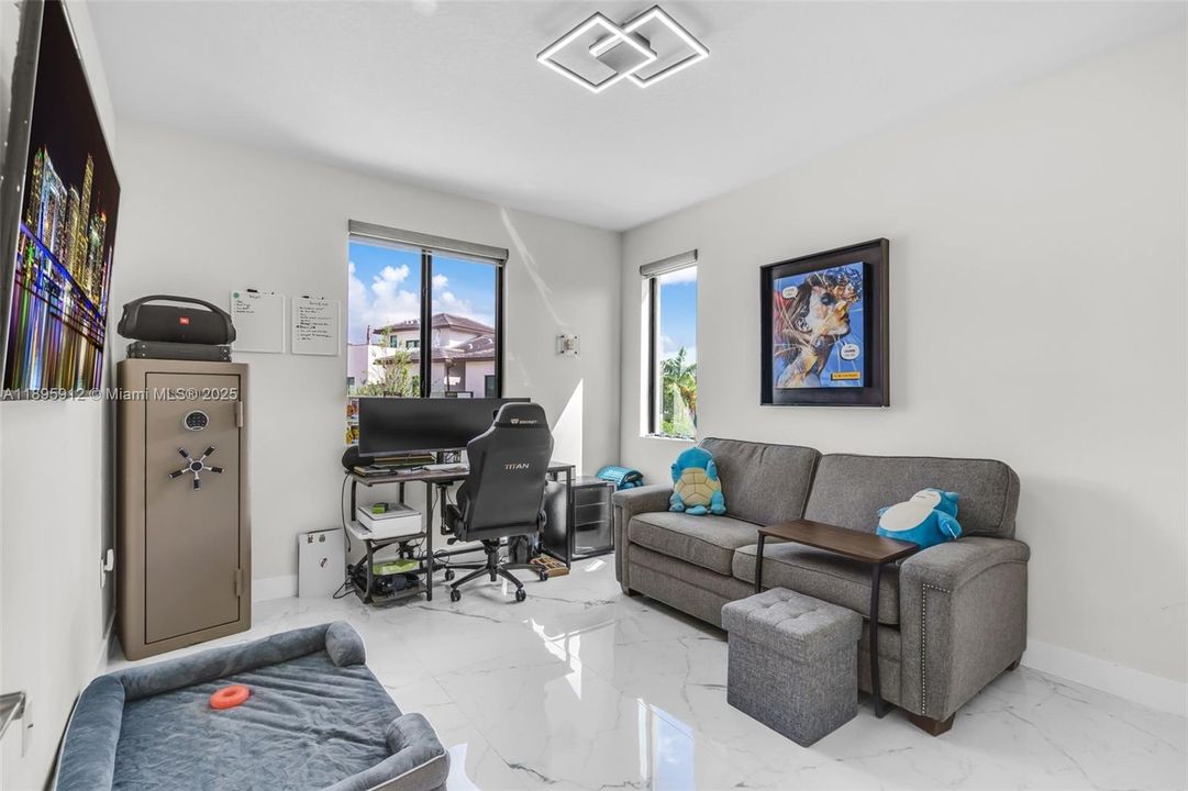 Под контрактом: $825,000 (4 спален, 2 ванн, 2163 Квадратных фут)