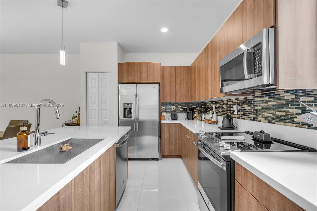 Под контрактом: $825,000 (4 спален, 2 ванн, 2163 Квадратных фут)