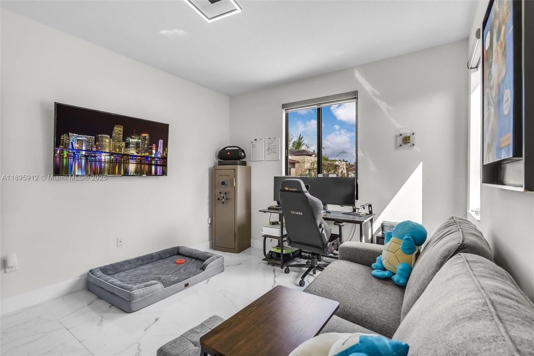 Под контрактом: $825,000 (4 спален, 2 ванн, 2163 Квадратных фут)