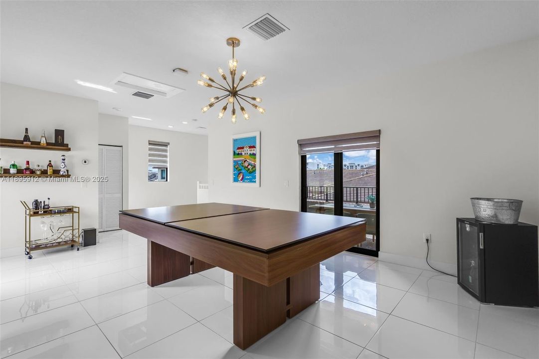 Под контрактом: $825,000 (4 спален, 2 ванн, 2163 Квадратных фут)