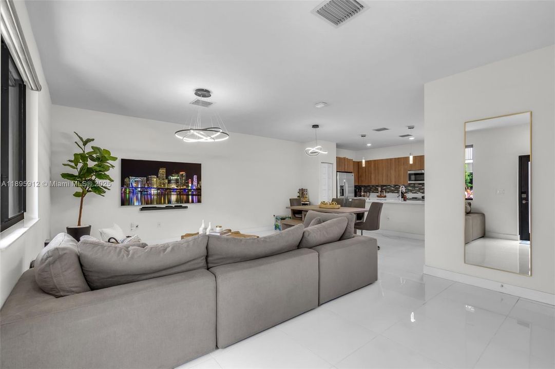 Под контрактом: $825,000 (4 спален, 2 ванн, 2163 Квадратных фут)