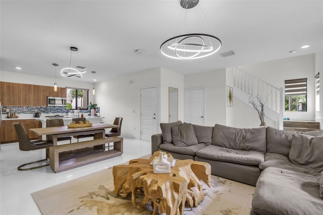 Под контрактом: $825,000 (4 спален, 2 ванн, 2163 Квадратных фут)