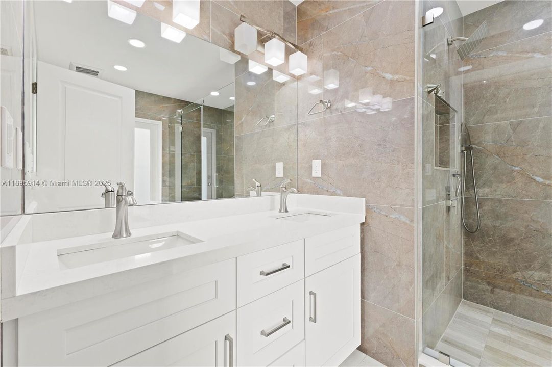 En Venta: $897,000 (5 camas, 4 baños, 2657 Pies cuadrados)