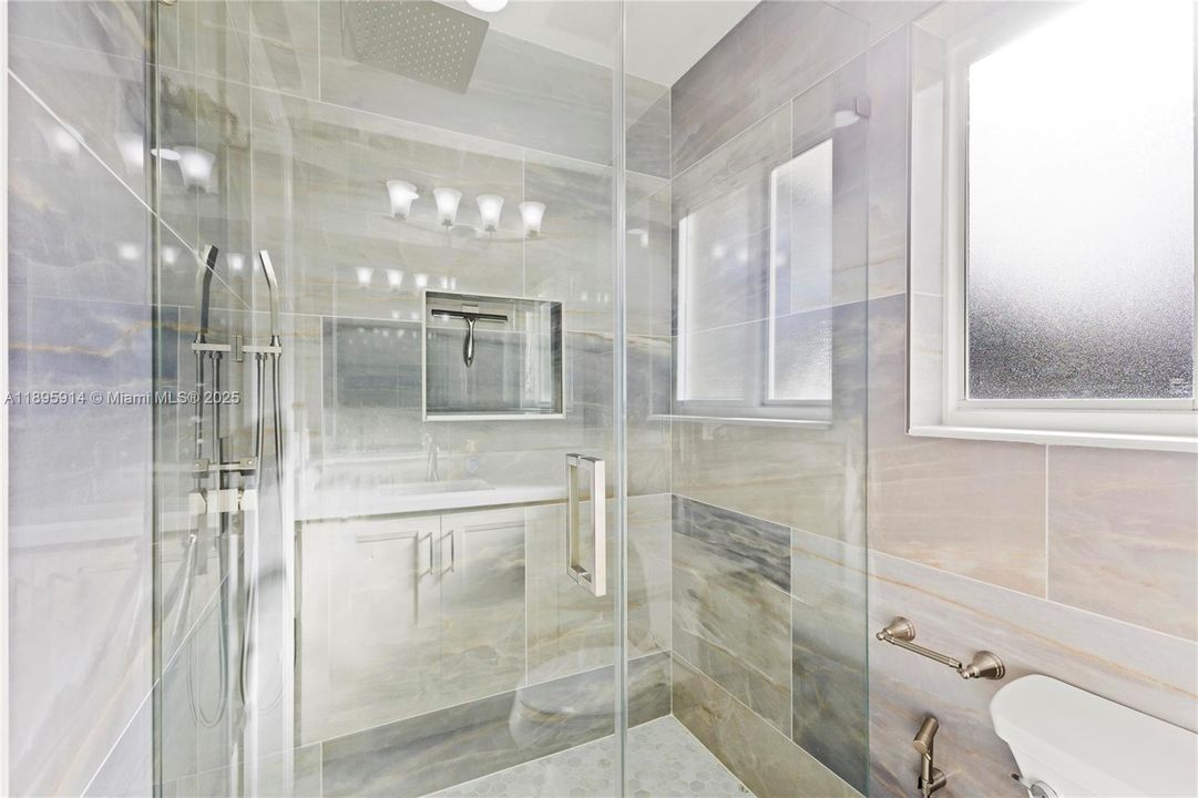 En Venta: $897,000 (5 camas, 4 baños, 2657 Pies cuadrados)