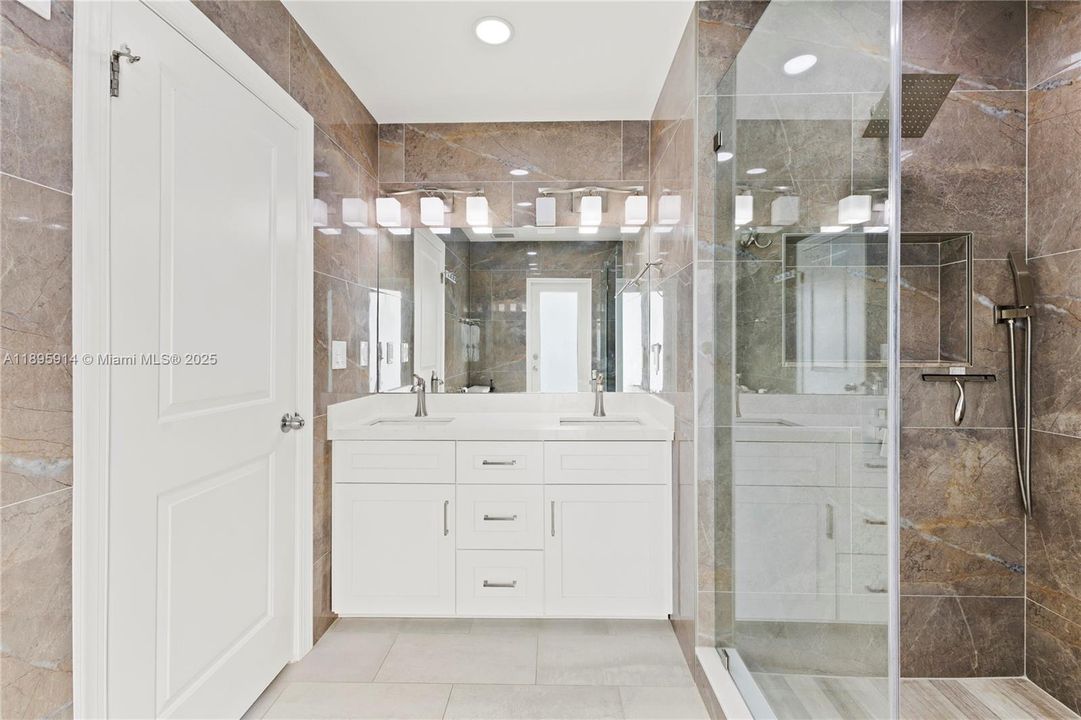 En Venta: $897,000 (5 camas, 4 baños, 2657 Pies cuadrados)