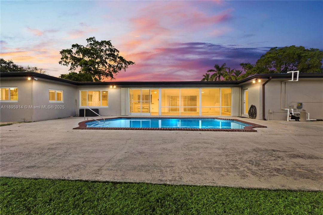 En Venta: $897,000 (5 camas, 4 baños, 2657 Pies cuadrados)