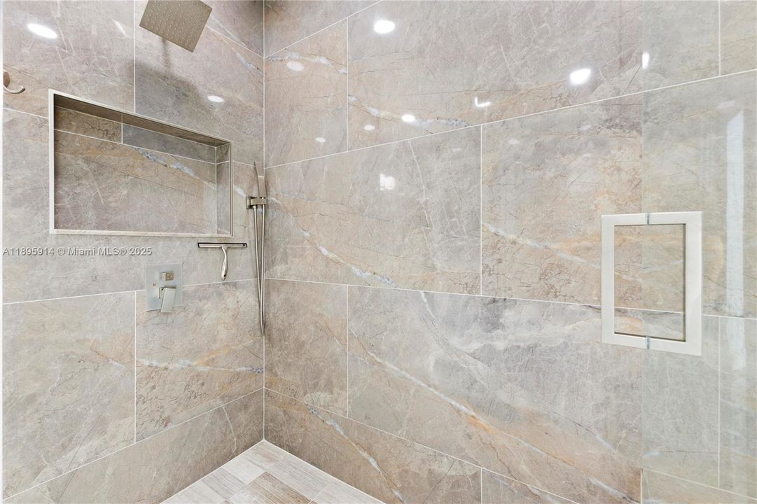 En Venta: $897,000 (5 camas, 4 baños, 2657 Pies cuadrados)