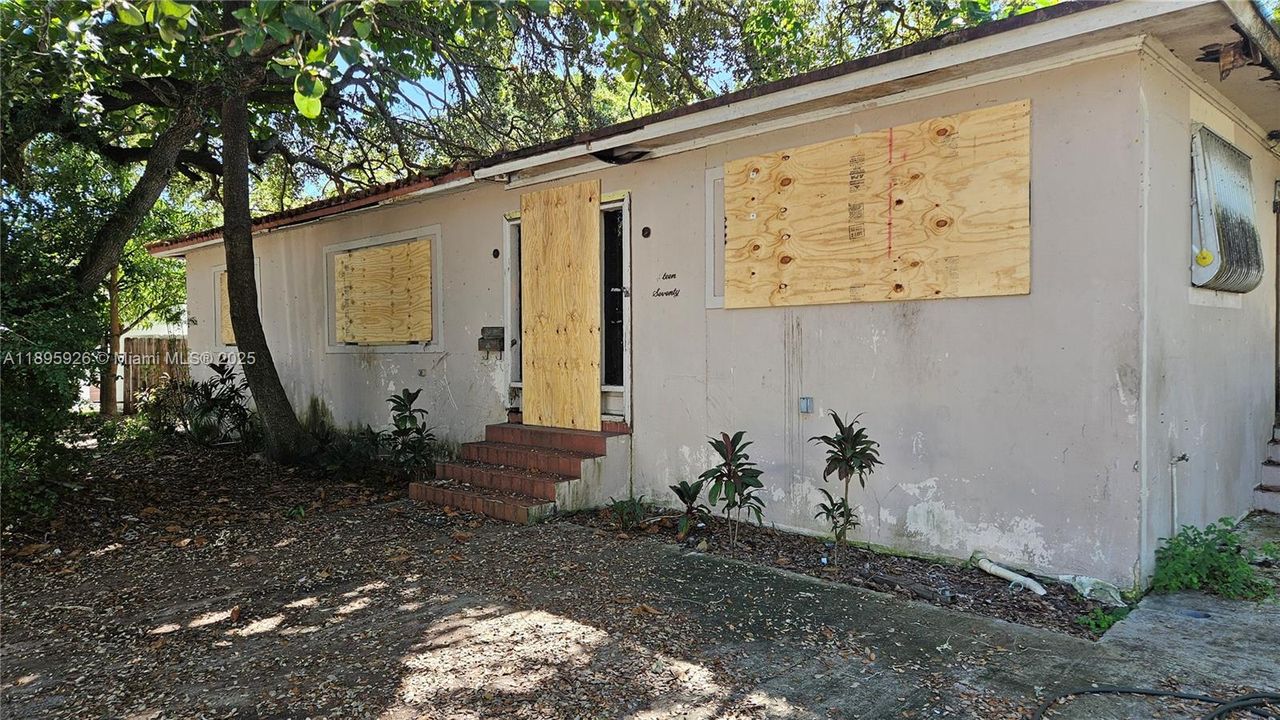 Active With Contract: $290,000 (3 beds, 2 baths, 2008 Square Feet)