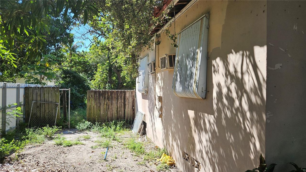 Active With Contract: $290,000 (3 beds, 2 baths, 2008 Square Feet)